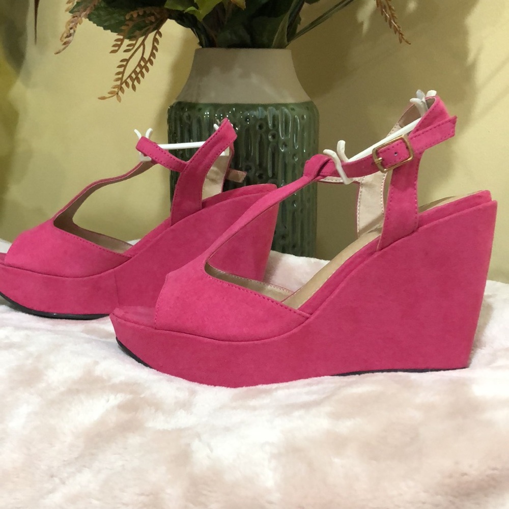 Styluxe Bright  fuchsia platforms. Brushed suede feel. - Picture 2 of 12